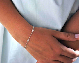 Minimalist lucky necklace